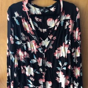 Light and cute long sleeve black top